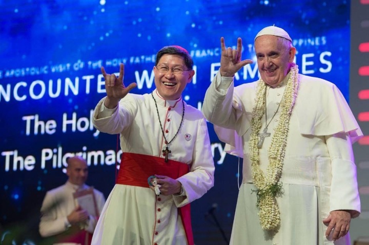 pope-francis-horned-hand-signal
